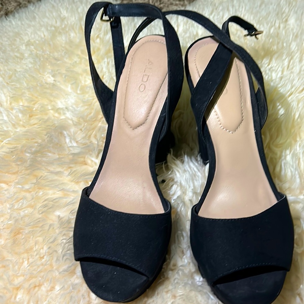I am selling these gorgeous black Aldo shoes size 7